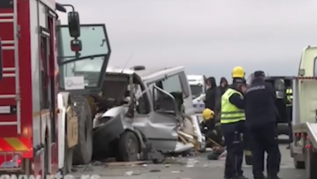 OGLASIO SE MUP O NESREĆI U KOJOJ JE STRADALO ČETVORO Vozaču kombija se bore za život (VIDEO)