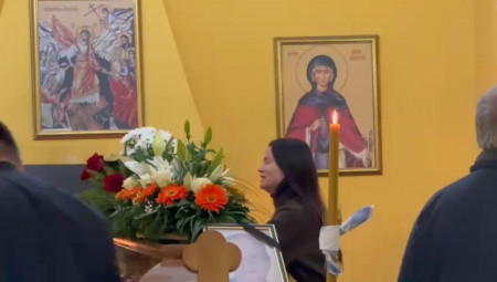 Nakon što je izjavila saučešće porodici, Milica je prišla sanduku gde su je emocije razorile