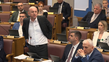 Predsednik DNP-a Milan Knežević na premijerskom satu pitao je premijera Milojka Spajića da li je spreman da razgovara sa stanovnicima Botuna. U uvodnom, ironično-emotivnom obraćanju Knežević je rekao:
„Što bi rekli Novi fosili — kako je lepo videti vas opet. Drago mi je da vidim ovoliko ljudi u Vladi i mislim da se sprema seča knezova... Emocije između mene i vas su toliko jake da čak i ako gorimo u paklu, a mislim da smo zaslužili raj, naša emocija će biti toliko jaka da će nadmašiti sve vatre pakla.“