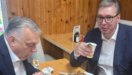 Vučić in Orban po prejemu nagrade obiskala burek, Mesarović jima čestitala