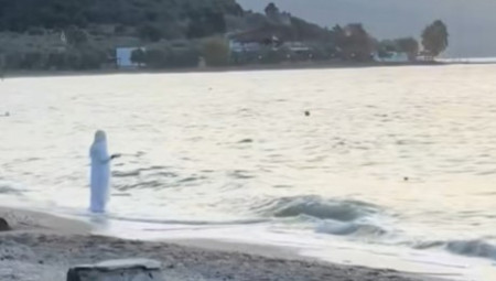 Snimak koji se ogromnom brzinom širi društvenim mrežama prikazuje misterioznu devojku u beloj odeći, kako nepomično stoji na plaži u neobičnom meditativnom položaju