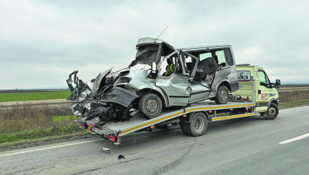 Neutešni žitelji Mladenova, sela nadomak Bačke Palanke, nemi od bola, juče nisu mogli da se pomire sa činjenicom da su ostali bez četvoro sugrađana koji su stradali u teškoj saobraćajnoj nesreći koja se dogodila u četvrtak rano ujutru između Iriga i Rume, kada je kombi u kojem su se nalazili udario u zadnji deo radne mašine.