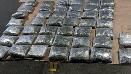 Policija je, u koordinisanoj akciji, prilikom kontrole vozila kojim je upravljao N. A. u specijalno adaptiranoj konstrukcionoj šupljini, pronašla ukupno 22 kilograma marihuane upakovane u 44 paketa