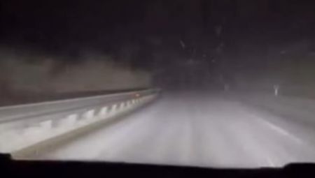 Na auto-putu „Miloš Veliki“ danas vlada intenzivna mećava koja značajno otežava vidljivost i usporava saobraćaj.