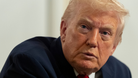 Predsednik Sjedinjenih Američkih Država Donald Tramp saopštio je danas da poništava sve naloge i dokumente koje je bivši američki predsednik Džozef Bajden potpisao autopenom, mehaničkim uređajem koji reprodukuje potpis.