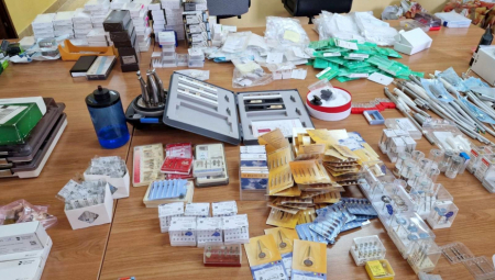 Carinski službenici su na graničnom prelazu Bogojevo 24. novembra 2025. godine, u saradnji sa policijom, sprečili pokušaj krijumčarenja zubarske opreme, materijala i aparata, čija vrednost prema preliminarnoj proceni iznosi više od 30.000 evra.