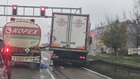 U udesu dva kamiona koji se jutros dogodio, nije bilo povređenihali se zato stvorila velika gužva te je saobraćaj ka Beogradu usporen.