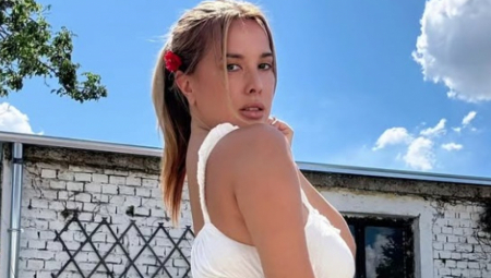 Komentari ispod snimka, na kojem je podigla haljinu i pokazala golu zadnjicu tatu majstoru, krenuli su da se nižu