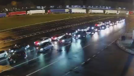 Prema informacijama Uprave granične policije u 17.15 časova, na graničnom prelazu Batrovci, na izlazu, zadržavanje za teretna motorna vozila je osam sati, a na graničnom prelazu Sremska Rača sat vremena, saopštilo je JP "Putevi Srbije"