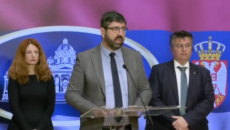 U pauzi, nakon izlaganja prisutnih, u Narodnoj skupštini Srbije odigrala se sramna scena kada je Bogdan Radovanović, iz stranke ZLF, vređao poslanika Srpske napredne stranke (SNS).