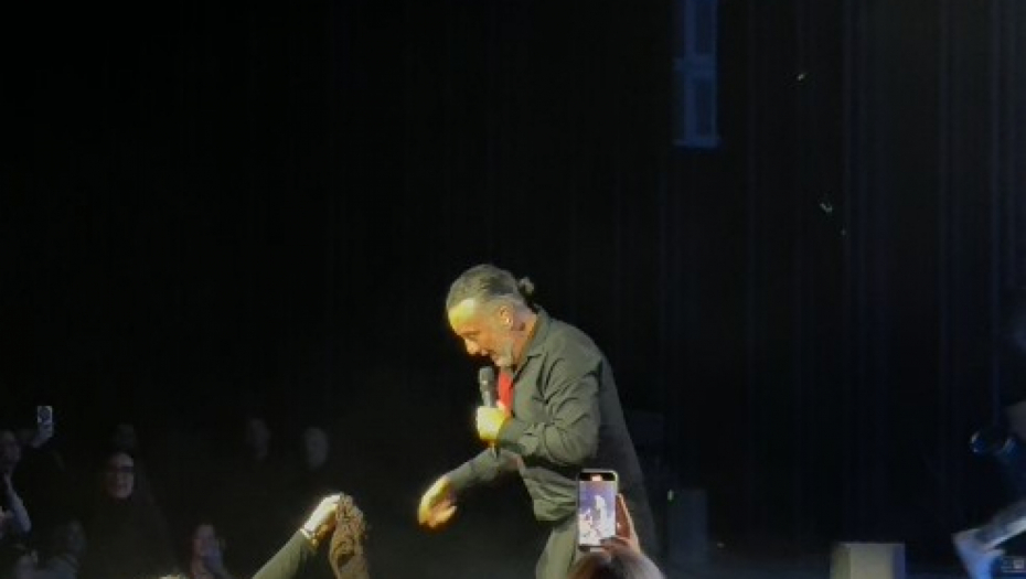 Toni Cetinski dobio poklon na koncertu