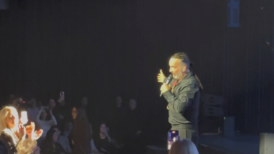 Toni Cetinski dobio poklon na koncertu 