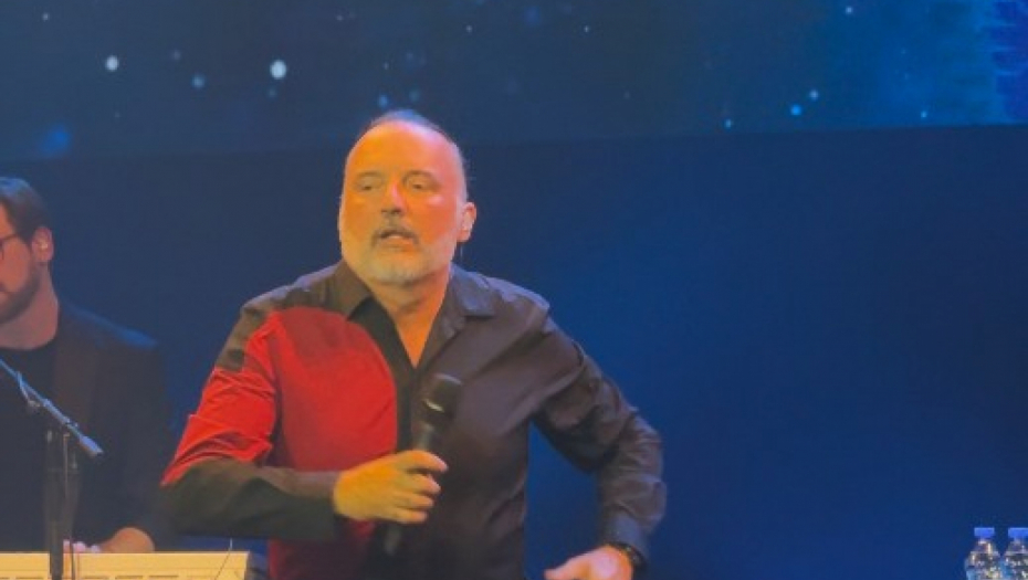 Toni Cetinski dobio poklon na koncertu 