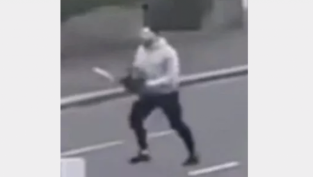 Čovek koji je jurio policajca motornom testerom proglašen je krivim za pokušaj ubistva, odlučio je Visoki sud u Pejsliju.