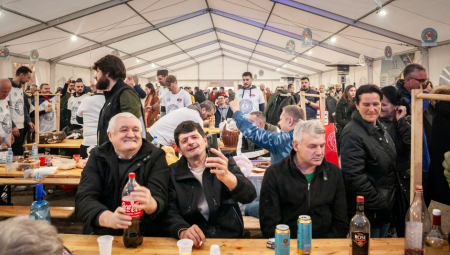 U srpskim kućama, davna tradicija nalaže da se prazna čaša na stolu nikada ne ostavlja, jer je verovalo da time ostavljamo prazninu među ljudima.