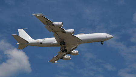 Američki komandni avion za nuklearni rat, Boeing E-6B Mercury, nestao je sa javnih uređaja za praćenje leta tokom transatlantske misije, što je odmah otvorilo čitav niz pitanja u Vašingtonu i među vojnim analitičarima