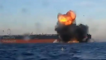 OBJAVLJENI NOVI SNIMCI NAPADA NA RUSKU &amp;quot;FLOTU U SENCI&amp;quot;: Ukrajinski mornarički dronovi onesposobili dva ruska naftna tankera (VIDEO)