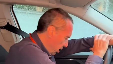 Sedeći u svom automobilu Mladen je istakao da se oseća loše, te je potražio pomoć.