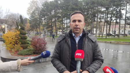 Predsednik Opštine Mionica Boban Janković oglasio se pred medijima o upadu blokadera u njegovo kućno dvorište dok je bio na glasanju