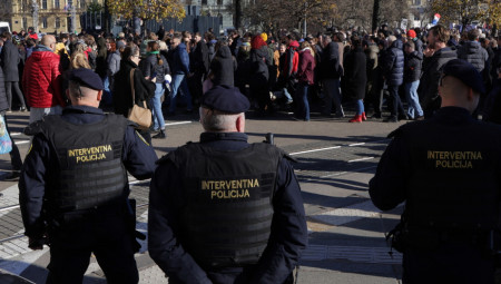Protestni marš građana u organizaciji Inicijative Ujedinjeni protiv fašizma, koji je danas održan u četiri hrvatska grada, nije prošao bez incidenta - u Zadru je jedan muškarac uhapšen jer je razbijao čaše na trgu, a okupljene učesnike marša su napali bojom, dok je u Rijeci grupa od nekoliko desetina osoba odevenih u crno skandirala parole poput "O Hrvatska nezavisna država", "Mi Hrvati" i "Zovi samo zovi"