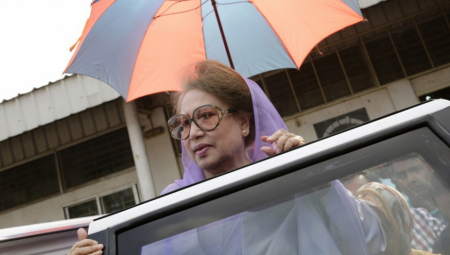 Bivša premijerka Bangladeša Kaleda Zija i dalje je u veoma kritičnom stanju u bolnici u Daki, saopštila je danas njena Bangladeška nacionalistička partija, dok je njen sin Tarik Rahman, koji je i vršilac dužnosti predsednika stranke a nalazi se u samonametnutom izgnanstvu, nagovestio da je neizvesno da li će se vratiti u zemlju