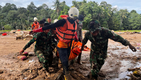 Pljuskovi izazvani ciklonima uzrokovali su poplave i klizišta koji su ove nedelje pogodili delove Indonezije, Tajlanda i Malezije, u kojima je poginulo više od 700 ljudi, a stotine se još vode kao nestale, prenosi danas CNN.