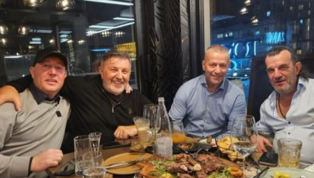 S obzirom na to da je fotografija ubrzo počela da kruži internetom, oglasio se folkerov menadžer, Saša Mirković