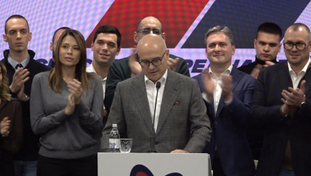 Predsednik SNS i savetnik predsednika Srbije za regionalna pitanja Miloš Vučević uključio se uživo iz sedišta Srpske napredne stranke povodom lokalnih izbora koji su održani danas u Negotinu, Sečnju i Mionici.