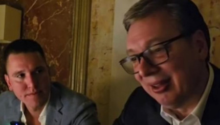 Predsednik Srbije Aleksandar Vučić obratio se večeras sa rođendanske proslave sina Danila i zahvalio narodu na divnoj pobedi. Hvala ljudima na ogromnoj podršci i pobedama u Negotinu, Sečnju i Mionici. Srećan što sam imao malo vremena da se proveselim sa Danilom za njegov rođendan. Do konačne pobede, poručio je Vučić.