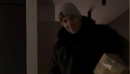 Uprkos agoniji, pevač je bio nasmejan i zadovoljan kada je ugledao suprugu