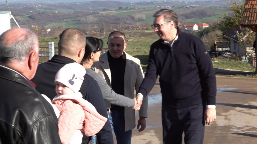 Predsednik Vučić obilazi farmu porodice Janković u Mionici