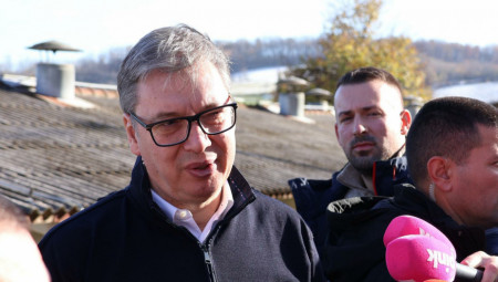 Predsednik Srbije Aleksandar Vučić boravio je danas u selu Tolić u Mionici, gde je obišao farmu koka nosilja porodice Janković. Vučić je obraćajući se medijima rekao da smo od danas ušli u izbornu godinu. "Izbori će se održati u narednih godinu dana, imate procedure koje se trebaju ispoštovati, od trenutka raspisivanja, itd," istakao je. Oizborima koji su juče održani u Mionici, Sečnju i Negotinu ističe da nikada nije zadovoljan i da uvek želi bolji rezultat. Pobeda je bila ubedljiva, ali se stvari u pojedinima mestima moraju popraviti, rekao je Vučić.