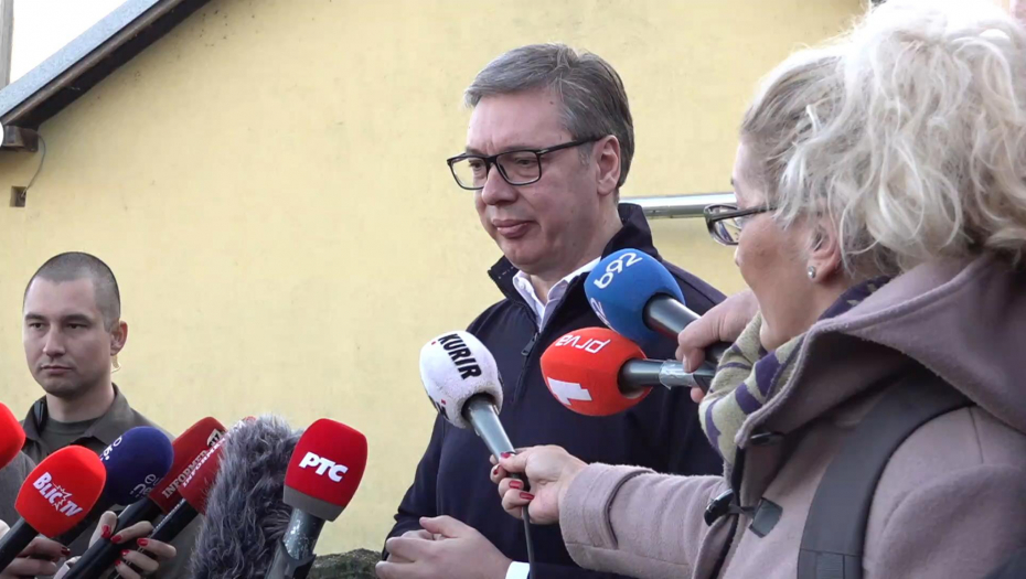Predsednik Vučić obilazi farmu porodice Janković u Mionici