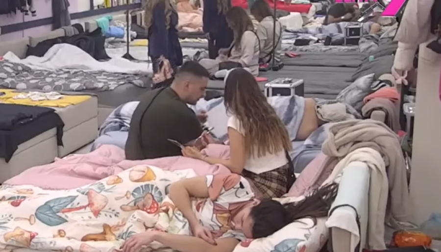 RAZMENJUJU NEŽNOSTI PRED SVIMA KAO DA SE NIŠTA NIJE DESILO! Teodora i Bebica u akciji pred punom subom! (FOTO)