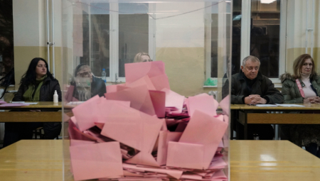 Nakon što su izgubili lokalne izbore u tri opštine - Mionici, Negotinu i Sečnju - blokaderske grupe su odlučile da stvore svoju verziju stvarnosti i proglase lažnu pobedu.