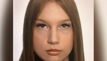 Visoka je približno 175 cm, mršave građe, svetlo zelenih očiju i duge smeđe kose. Policija nema podatke o tome kako je bila obučena