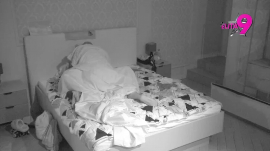 BRUTALNA AKCIJA NAKON POLJUPCA SA ASMINOM Aneli Ahmić ne zna gde udara, napravila pometnju u spavaćoj sobi!