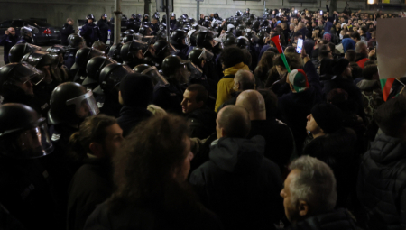 Predsednik Bugarske Rumen Radev zatražio je hitnu ostavku vlade i istakao da su vanredni izbori neizbežni zbog neusvajanja budžeta za 2026. godinu. Poručio je da su izbori jedini put napred. Nedavne proteste širom Bugarske opisao je kao kulminaciju dugo potiskivanog nezadovoljstva koje građani osećaju kroz generacije.
