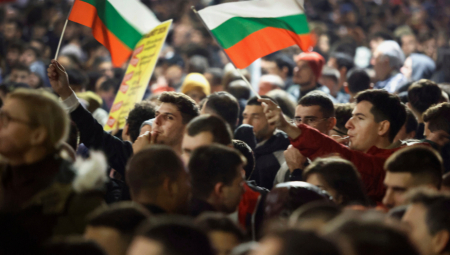 Vlada premijera Rosena Željazkova podnela je ostavku, javlja BGNES