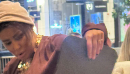 Pevačica je sedela sama u kafiću jednog tržnog centra