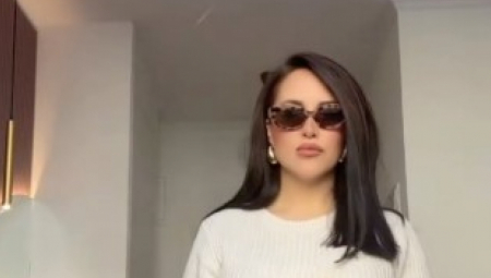 Na svom Instagram profilu je objavila video na kom se snimila u dugoj, beloj haljini