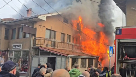 U samom centru Novog Pazara, preko puta prodavnice „Waikiki“, danas oko 11:30 časova  izbio je veliki požar koji je u potpunosti zahvatio kuću porodice Čaravac i zanatske radnje porodice Šabanović