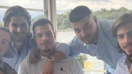 U saobraćajnoj nesreći koja se dogodila juče kod Sinagoge, život je izgubio taksista (56), dok se devojci (24) bore za život u Urgentnom centru. U ovoj nesreći povrede su zadobile još četiri osobe, koje se trenutno nalaze van životne opasnosti.