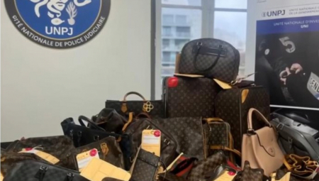 Sedam osoba poreklom iz Srbije uhapšeno je prošle nedelje u Francuskoj, zbog sumnje da su delovali kao kriminalna grupa koja je oštetila državu preko pet miliona evra! Kako se navodi, sumnja se da su uhapšeni za godinu dana uspeli da se enormno obogate i ilegalno stečen novac operu kroz kupovinu nekretnina, automobila, nakita, satova, garderobe...