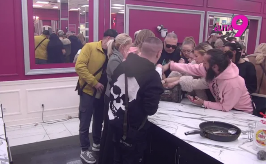 RAT ZA NAGRADU! Elita pretvoreno u bojno polje, učesnici grabe hranu kao da je poslednji dan, gledaoci zgroženi (FOTO)