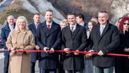 Premijer Crne Gore Milojko Spajić nastavio je sa svečanim otvaranjem puteva širom države – projekata koji kasne, uz anekse koji uvećavaju troškove – ali se jučerašnji događaj u Beranama pretvorio u još jedan primer neukusnog odnosa vlasti prema srpskim nacionalnim simbolima.