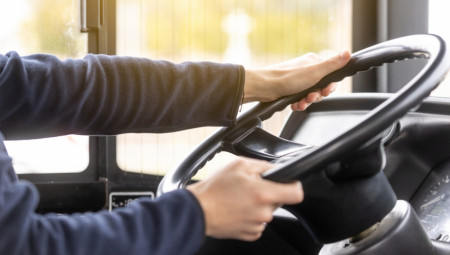 Pripadnici Ministarstva unutrašnjih poslova, Policijske uprave za grad Beograd - Uprave saobraćajne policije isključili su iz saobraćaja četrdesetogodišnjeg vozača autobusa N. P., koji je danas oko 12 časova trebalo da prevozi učenike trećeg razreda Osnovne škole „Ujedinjene nacije" od pomenute škole do "Teatra Vuk" u Bulevaru kralja Aleksandra