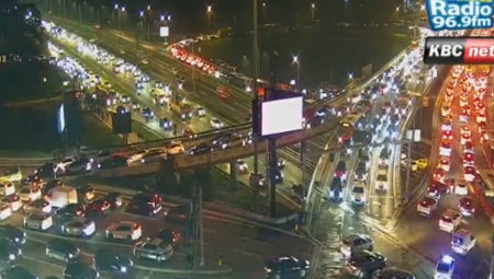 Popodnevni špic je danas u prestonici uzeo maha još oko 14 časova, a trenutno je dostigao vrhunac — te vozila širom grada mile, a na pojedinim delovima i stoje