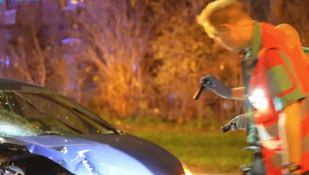 Srpski državljanin Ensar M. (25) preminuo je na licu mesta na prometnoj ulici kod grada Evijka, kada se u njega dok je vozio bicikl zakucao automobil