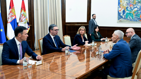 Predsednik Srbije Aleksandar Vučić sastao se sa ambasadorom Rusije u Beogradu Aleksandrom Bocan-Harčenkom. Predsednik i ruski diplomata razgovaraju u Predsedništvu Srbije.